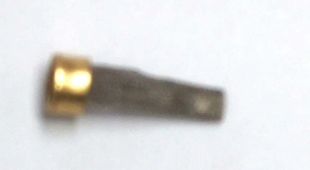 Daikin-Filterelement aus Metall mit einer goldfarbenen Oberseite und schlanker Form, auf hellem Hintergrund lokalisiert.